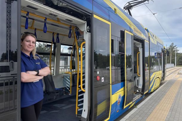 Lidia Olszewska - motornicza - w tramwaju MZK Toruń