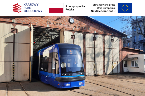tramwaj toruński koloru niebieskiego, nowoczesny i niskopodłogowy wyjeżdżający z zajezdni tramwajowej, widoczny do 1/3 długości