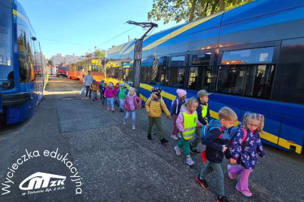 zdjęcie przedszkolaków podczas lekcji edukacyjnej w MZK w Toruniu
