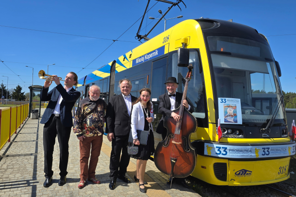 Muzyczny tramwaj Probaltiki - zdjęcie z muzykami na tle tramwaju