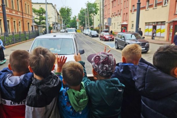 zdjęcie machających dzieci w tramwaju