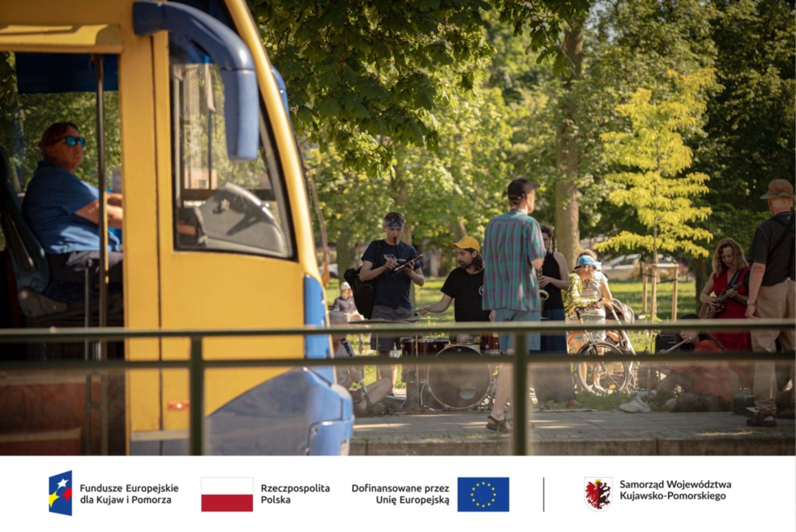 Tramwaj, a w tle koncert na przystanku MZK w Toruniu