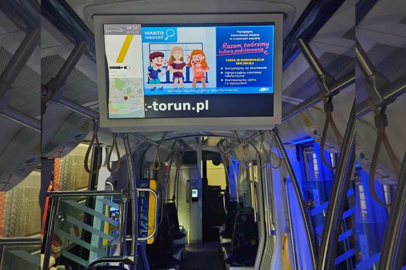 Zdjęcie ekranu reklamowego w tramwaju z grafiką nt. ciszy w komunikacji miejskiej