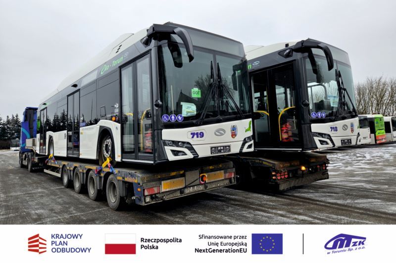 Biały autobus elektryczny dostarczony na lawecie