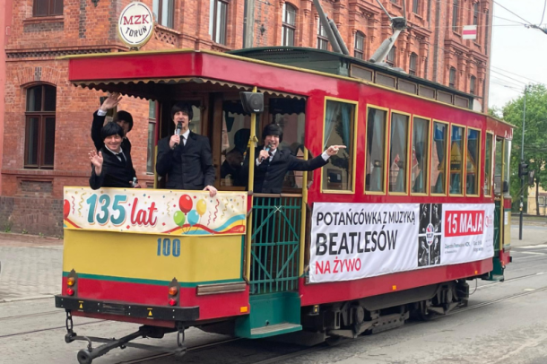 zdjęcie beatlesów w tramwaju
